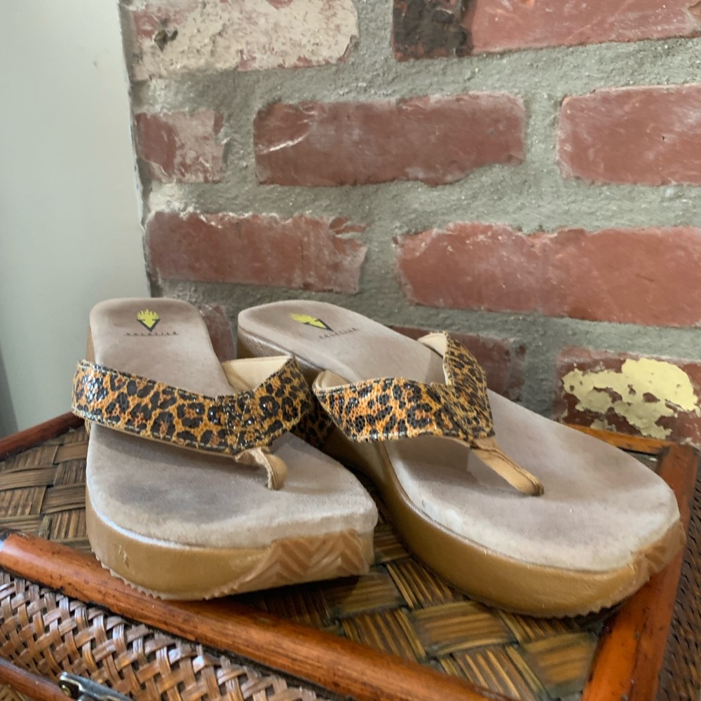 Volatile Shoes - Picture 2 of 3